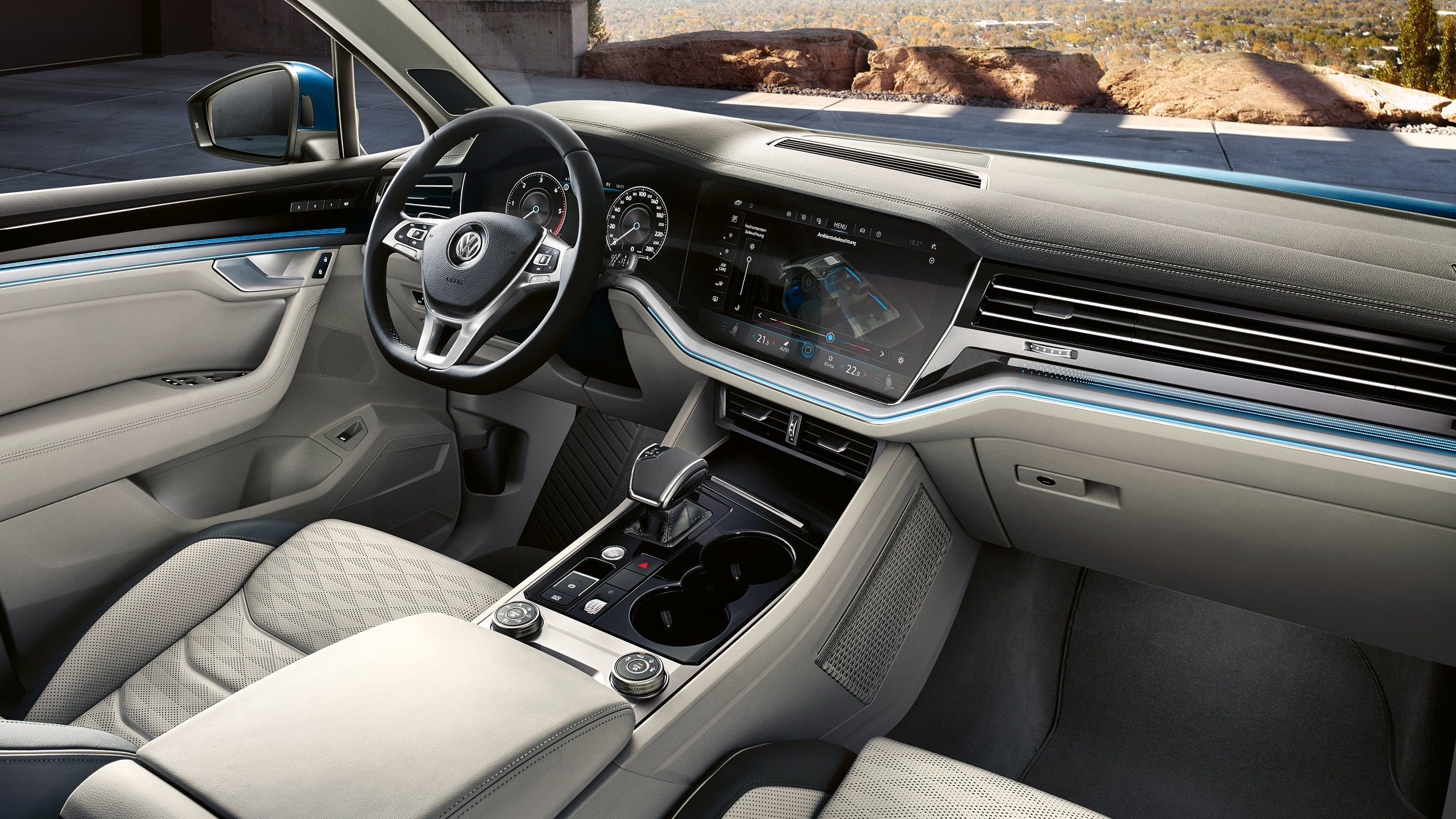 Дизайн, практичность и уровень комфортабельности салона - «зона» особо пристального внимания  в модели Volkswagen Touareg.